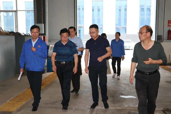 市委統戰(zhàn)部調研豐收公司生產經營及復工復產工作(圖1)