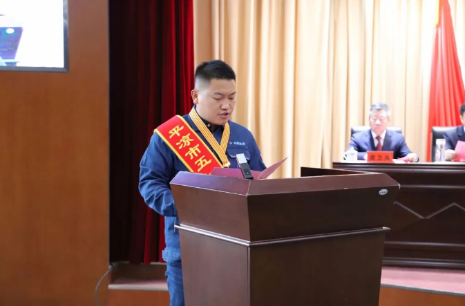 喜報(bào)！市產(chǎn)投集團(tuán)員工楊李榮獲2022年平?jīng)鍪形逡粍趧?dòng)獎(jiǎng)?wù)?圖2)